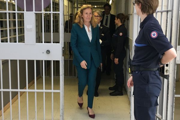 La ministre de la Justice Nicole Belloubet, en visite au centre pénitentiaire de Saint-Quentin Fallavier (Isère), le 26 octobre 2019.