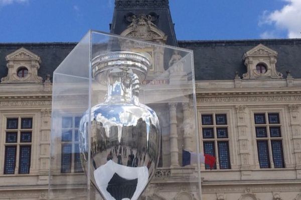 Le trophée de l'Euro 2016 devant l'hôtel de ville de Poitiers.