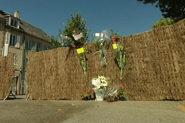 Bouquets déposés place Bonnyaud à Guéret après le drame