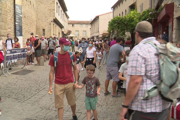 Ambiance Covid très française à la cité de Carcassonne.