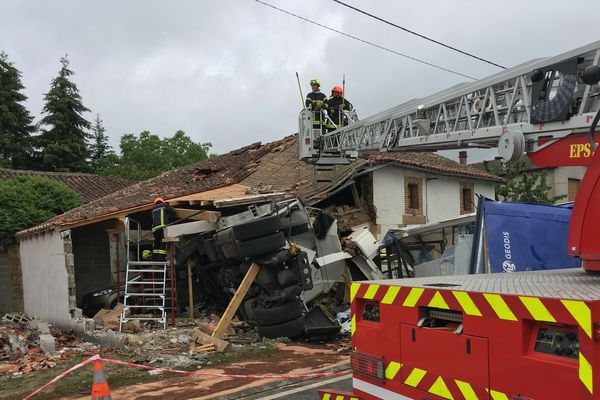 Les dégâts sont impressionnants à Brillac après qu'un camion s'est encastré dans une maison