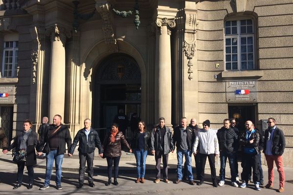 Une vingtaine de policiers se sont rassemblés devant la préfecture de Strasbourg ce mercredi 20 mars pour rendre hommage à Xavier Jugelé, tué sur les Champs Elysées en avril 2017 lors d'une attaque terroriste.