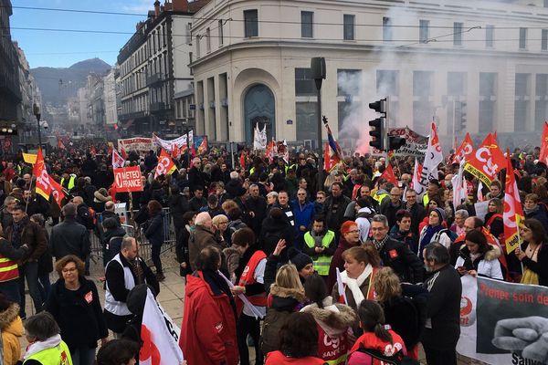 Manifestation contre la réforme des retraites : à Clermont-Ferrand, jeudi 9 janvier, 6 000 personnes ont défilé selon la préfecture, entre 15 et 20 000 selon les syndicats. 