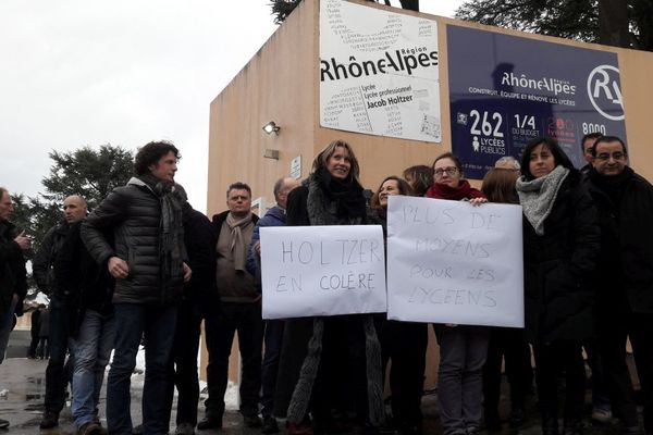 Une partie des enseignants en grève au lycée J Holtzer