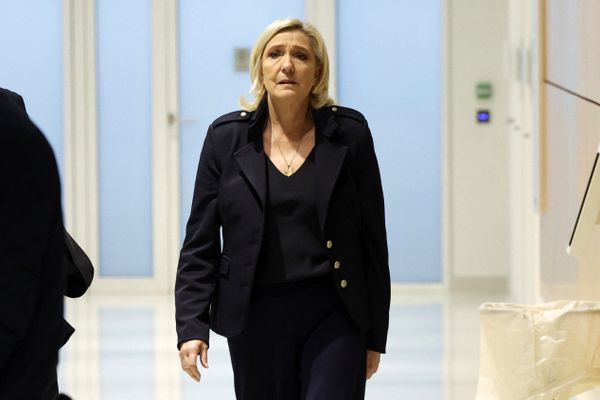 Marine Le Pen est jugée au tribunal de Paris pour détournement de fonds publics européens, 5 ans de prison ferme et une peine d'inéligibilité ont été requis.