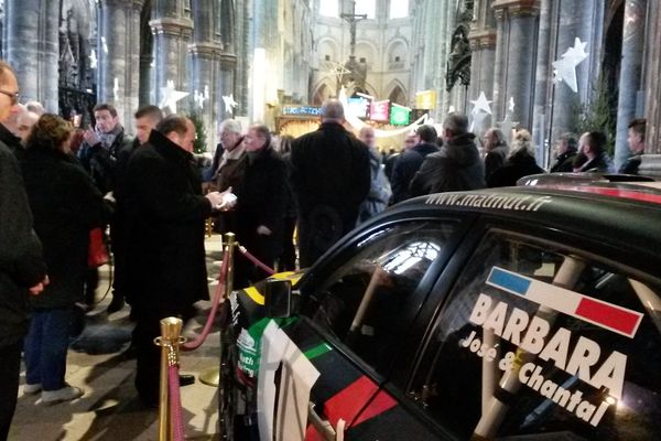 Une voiture du pilote se trouvait dans l'église collégiale Saint-Pierre, pour les obsèques de José Barbara.