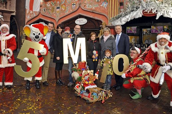 Pour la première fois de son histoire, Europa Park a dépassé les 5 millions de visiteurs annuels. Michael et Miriam Mack ainsi que Jürgen et Mauritia Mack (propriétaires du parc) félicitent ici la famille Richter de Neuffen.