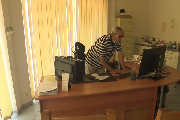 Dr El Mokhtar EL ABBADI dans son cabinet à Cabourg. 