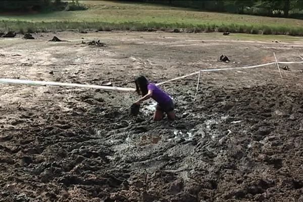 Une participante à La Déjantée 2018, enfoncée dans la boue