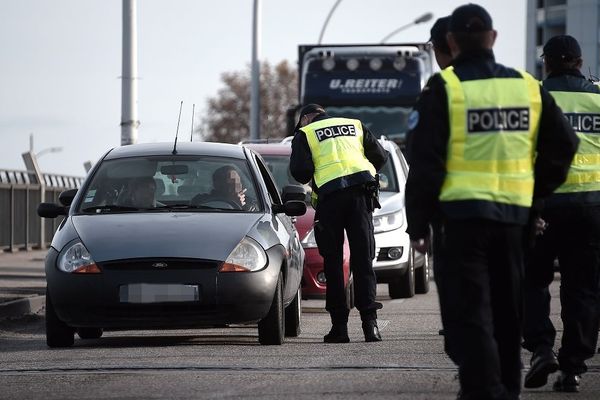 Des policiers sur le pont de l'Europe qui enjambe le Rhin, entre France et Allemagne.