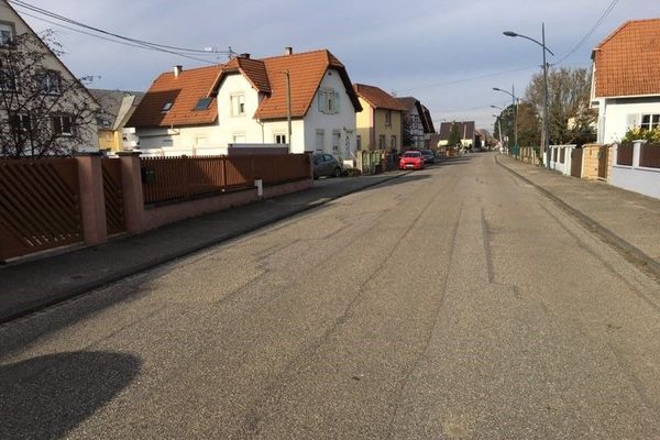 La rue d'Offendorf à Herrlisheim, théâtre de tirs de pétards samedi 21 novembre 2020