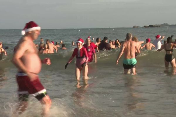 Foule des grands jours ce lundi 1er janvier 2024 sur la plage de Trestraou à Perros-Guirec (Côtes-d'Armor) pour le premier bain de l'année