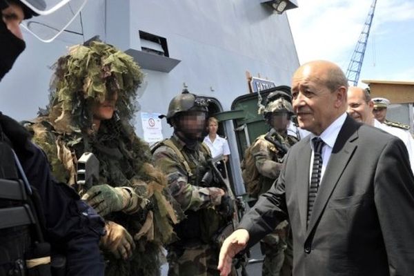 Le ministre de la défense Jean-Yves Le Drian en visite sur la frégate en juin 2012