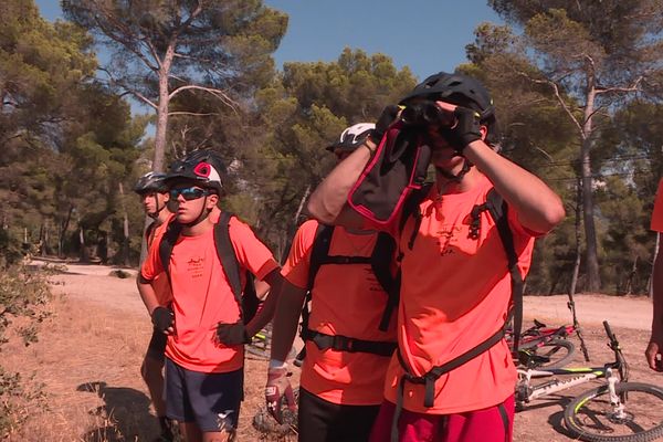 Des adolescents de 14 à 17 ans sillonnent les bois de Bouc-Bel-Air pour prévenir les départs de feux.