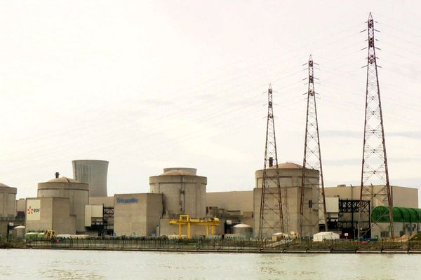 Saint-Paul-Trois-Châteaux (Drôme) - la centrale nucléaire du tricastin - archives.