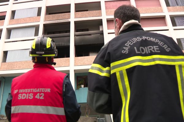 Un appartement situé au 2e étage de cet immeuble à Saint-Chamond a pris feu vers 4h40 ce lundi 15 novembre. Une dame de 68 ans est en urgence absolue.