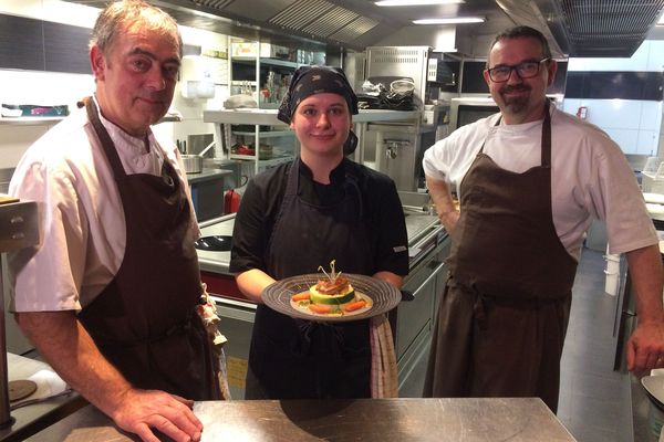 Les chefs et la cheffe de partie de la Table d'Arthu'r à Charleville-Mézières présente leur recette à base de dinde rouge des Ardennes 