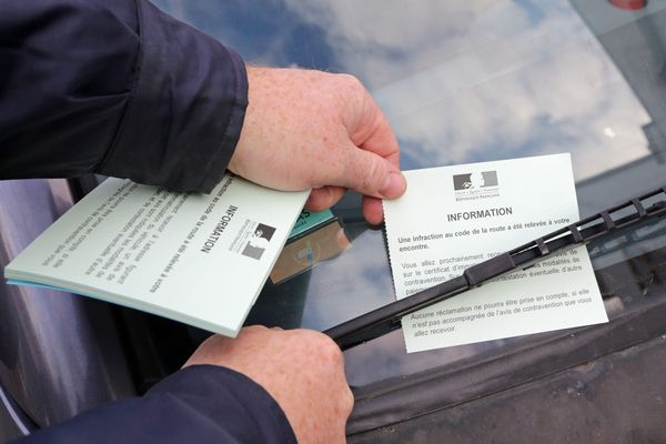 Vendredi 3 mai, la police de Clermont-Ferrand a verbalisé 100 véhicules, à 135 euros, pour stationnement gênant.  