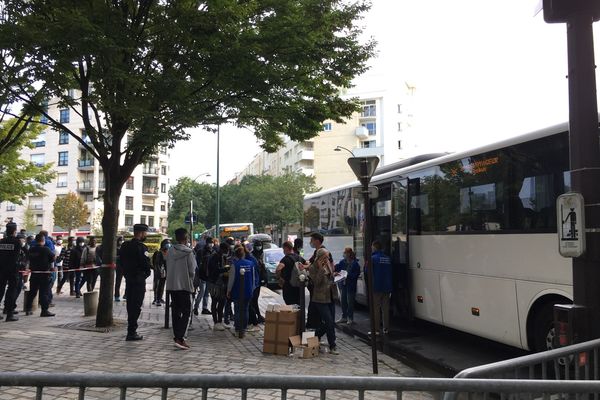 Les occupants du parc André Citroën (300 hommes seuls mais également 650 familles) sont évacués par petits groupes. Le collectif Réquisitions, qui rassemble plusieurs associations, est sur place.
