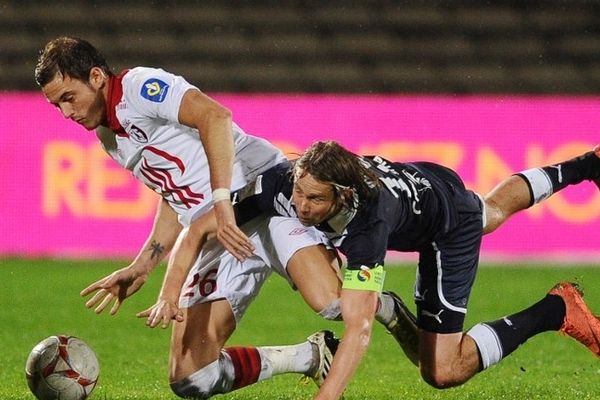 Jaroslav Plasil  aux prises avec le Lillois Nolan Roux, lors de la 9e journée de Ligue 1.