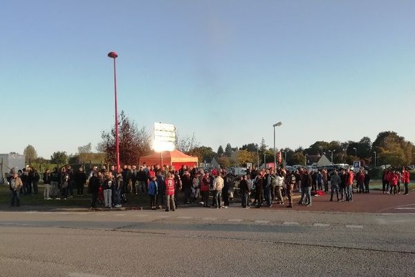 Les salariés grévistes des Maîtres Laitiers du Cotentin rassemblés devant l'usine de Sottevast ce mercredi 10 octobre