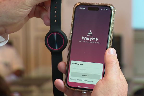 Le bracelet, relié à une application, prévient directement la police ou lagendarmerie en cas d'agression.