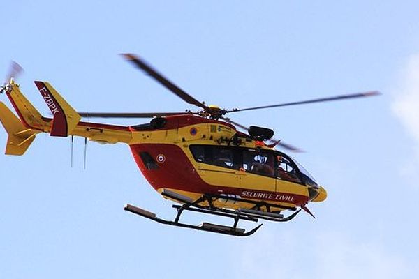 C'est un hélicoptère de ce type, le Dragon 17, qui a transporté l'équipe du SMUR de La Rochelle à Oléron