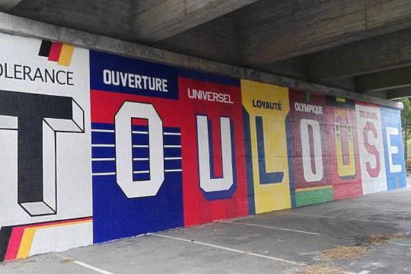 La fresque peinte sous le pont Pierre de Coubertin dans le cadre de Rose Béton.