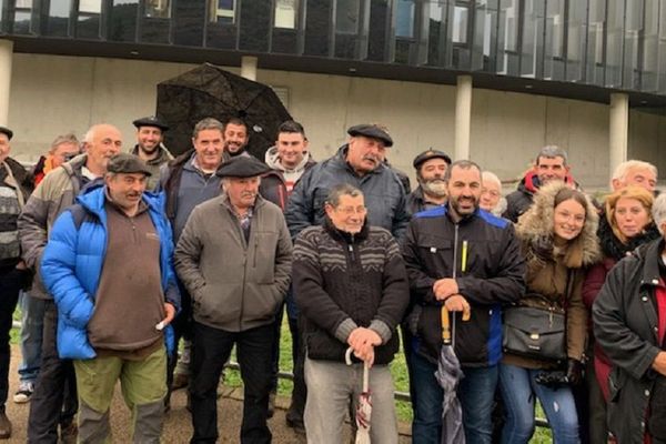 Une quarantaine d'éleveurs sont venus ce jeudi après-midi soutenir leurs collègues jugés par le tribunal correctionnel de Foix.