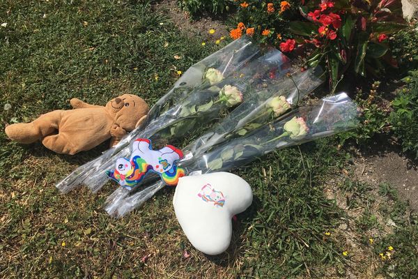 Un vigneron a déposé une gerbe et une peluche sur le square aux abords du passage à niveau d'Avenay-Val-d'Or, où une femme et trois enfants ont perdu la vie lundi 15 juillet