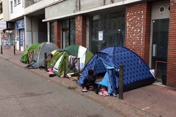 Depuis plusieurs années, des familles campent devant les locaux du 115.