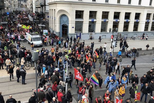 A Clermont-Ferrand, ils étaient encore nombreux, mardi 17 décembre, à manifester leur opposition à la réforme des retraites.