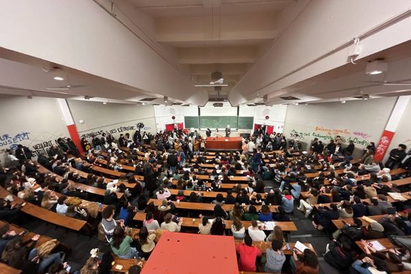 Les étudiants, réunis en assemblée générale à la mi-journée, ont voté l'occupation "jusqu'à nouvel ordre" de leur campus.