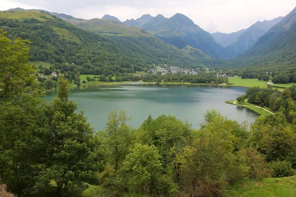 Le parapentiste de 46 ans est tombé dans le lac. Selon les premiers éléments de l'enquête, il était mal sanglé.