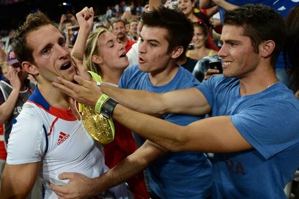 Le clermontois Renaud Lavillenie, médaillé d'or au saut à la perche à Londres, le 10 août 2012, félicité par son frère, Valentin.