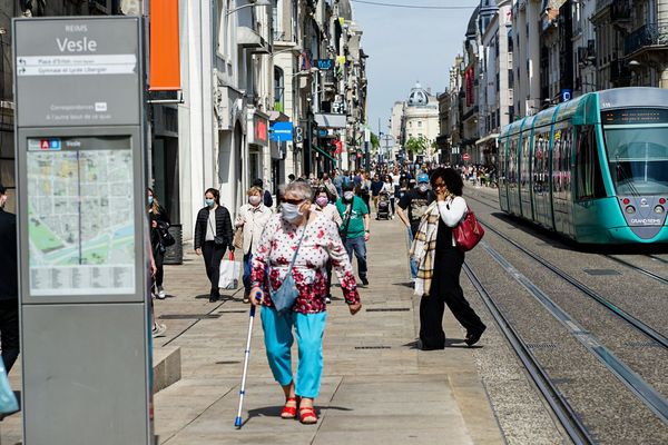 La rue de Vesle, samedi 16 mai, premier weekend du déconfinement à Reims