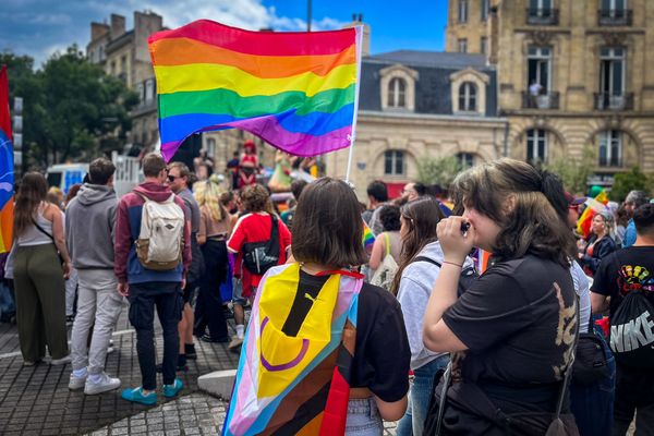 Etre fières d'être ensemble comme Lou et Chloé à la marche des fiertés de Bordeaux ce samedi 4 juin 2024