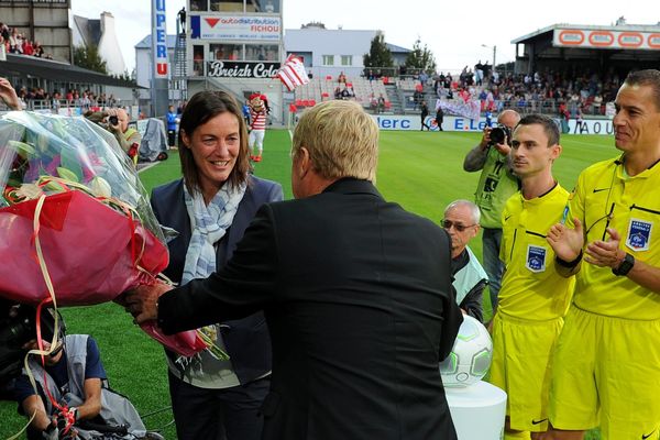 Le club de Brest avait décidé de marquer le coup et Alex Dupont, son homologue homme du côté du SB29 lui a offert un énorme bouquet de fleurs, profitant aussi du fait que Corinne Diacre fêtait ce lundi ses 40 ans.