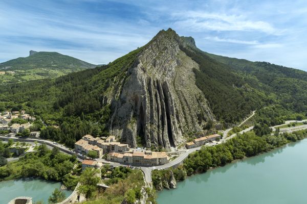 La Durance coule le long de fortifications tout au long de son passage en Provence.