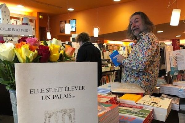 Olivier Renault, libraire à La Petite Lumière, dans le 14e arrondissement de Paris.