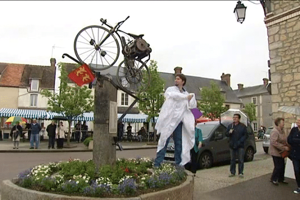  Une statue dédiée à Louis-Guillaume Perreaux, inventeur de la moto, a été dévoilée ce dimanche à Almenêches dans l'Orne