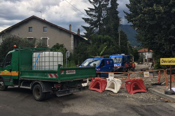 Les équipes de GRDF sont sur place pour réparer la canalisation endommagée.