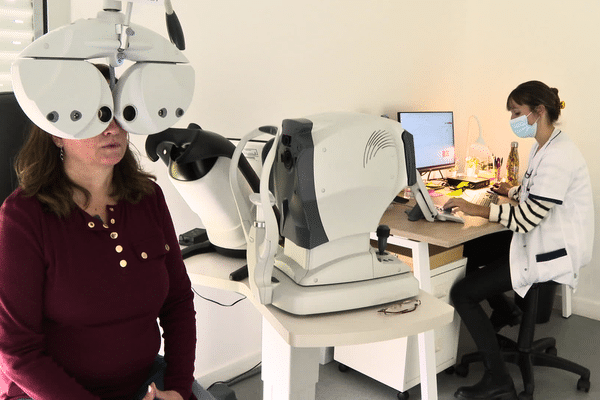 L'accès aux soins, et notamment aux médecins spécialisés, est de plus en plus compliqué pour des millions de français. À Baud, dans le Morbihan, une orthoptiste a ouvert un cabinet, pour soutenir l'ophtalmologiste de la ville.