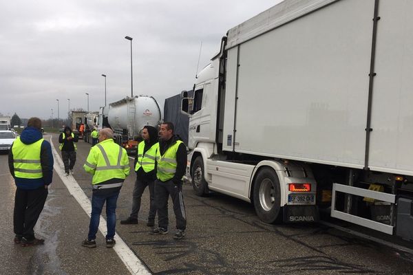 L'ambiance est bon enfant à Rives. Les camions sont invités à s'arrêter quelques minutes avant de pouvoir repartir.