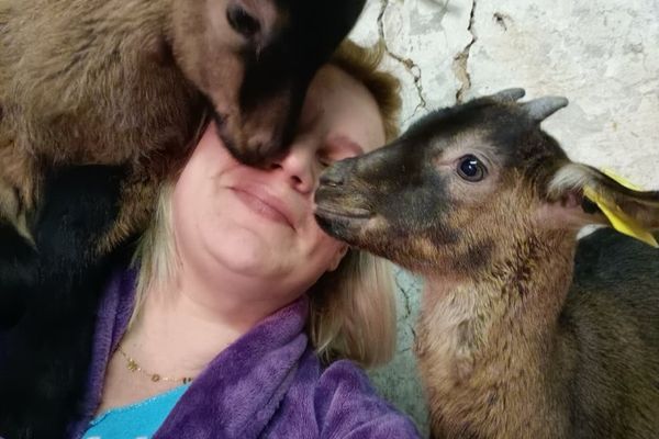 Laetitia Arcade et les deux chevreaux qu'elle a adopté l'année dernière.