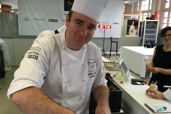 Le Bocuse d'or et chef de Sarreguemines, Mathieu Otto, lors de sa dernière journée de préparation à l'école Ferrandi à Paris le jeudi 17 janvier 2019. 