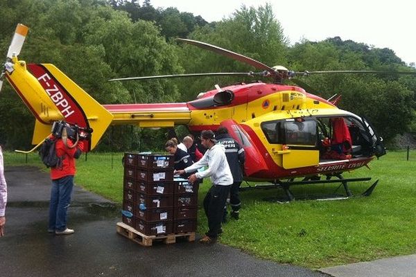 La sécurité civile charge 450 kilos de denrées de premières nécéssité depuis le poste de secours de Pierrefite. Direction Cauterets toujours coupée du monde.