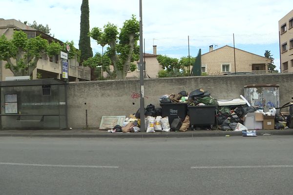 Dans certains quartiers de Marseille qui n'accueillent pas la flamme olympique la grève continue ce mardi et les poubelles débordent.