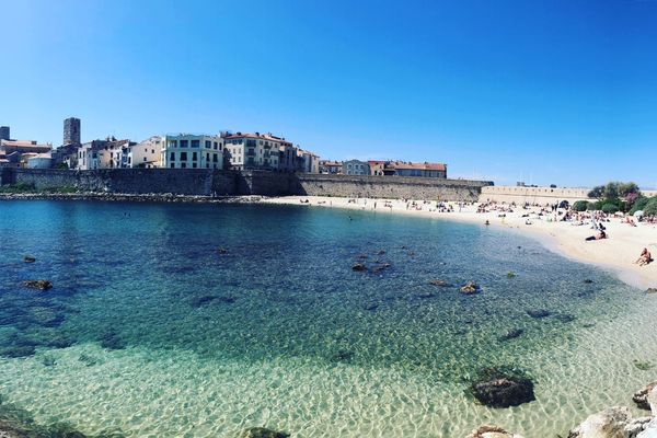 La plage de la Gravette à Antibes, dans les Alpes-Maritimes.