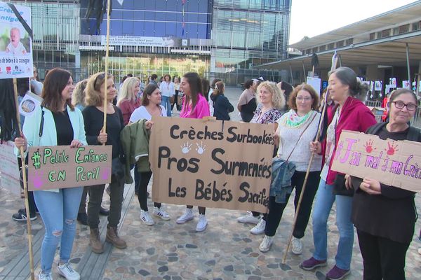 Les Bebes Ne Sont Pas Des Sardines Pres De 300 Personnes Mobilisees A Montpellier Contre La Degradation De L Accueil En Creche